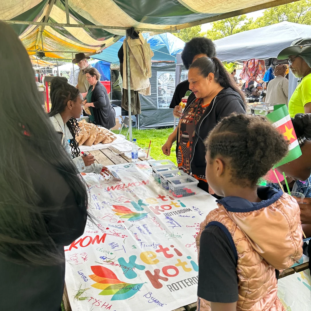 Kinderen en bezoekers nemen deel aan een creatieve activiteit op het Kinderplein